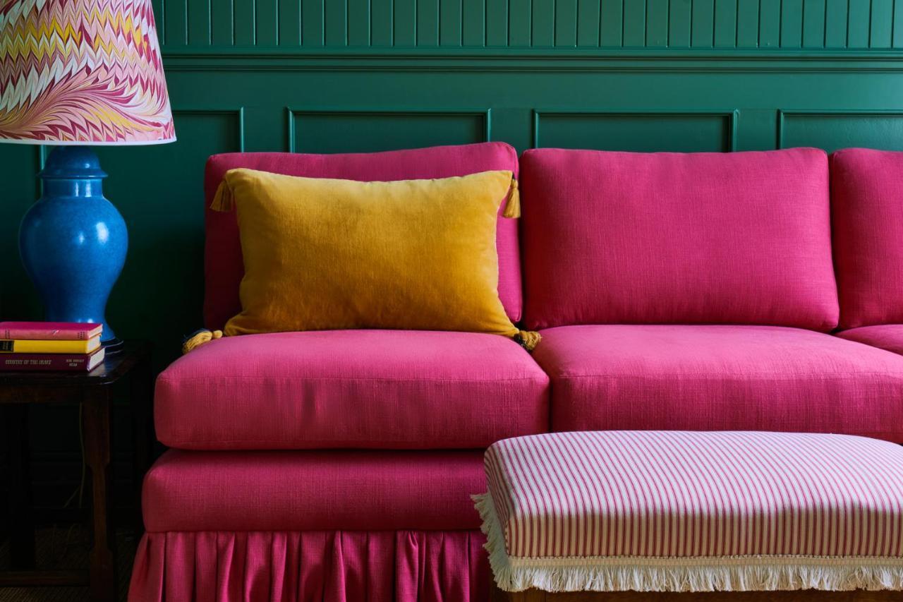 Mitre Hotel Kingston upon Thames  Buitenkant foto A sofa upholstered in velvet