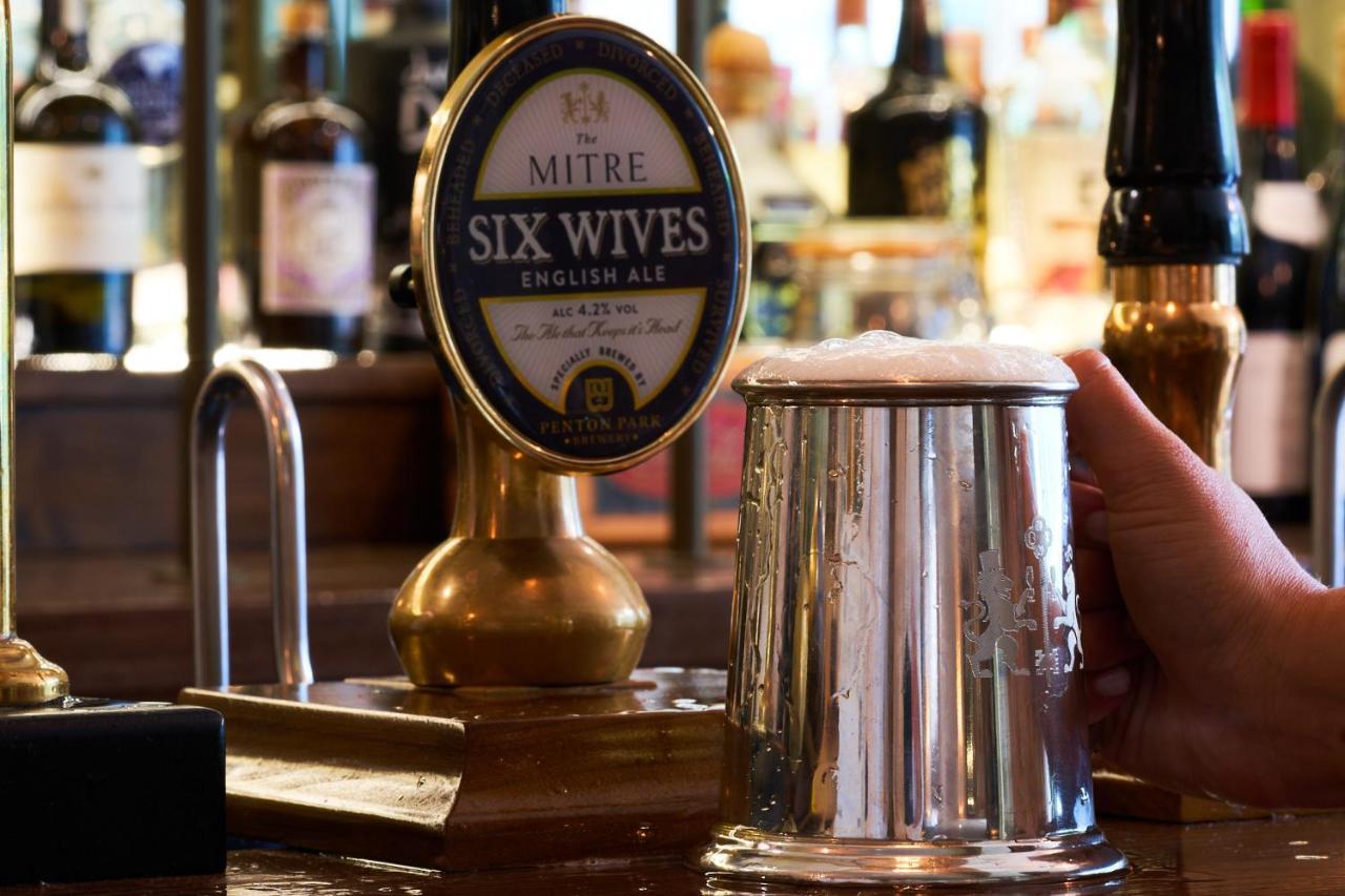 Mitre Hotel Kingston upon Thames  Buitenkant foto Mitre Six Wives