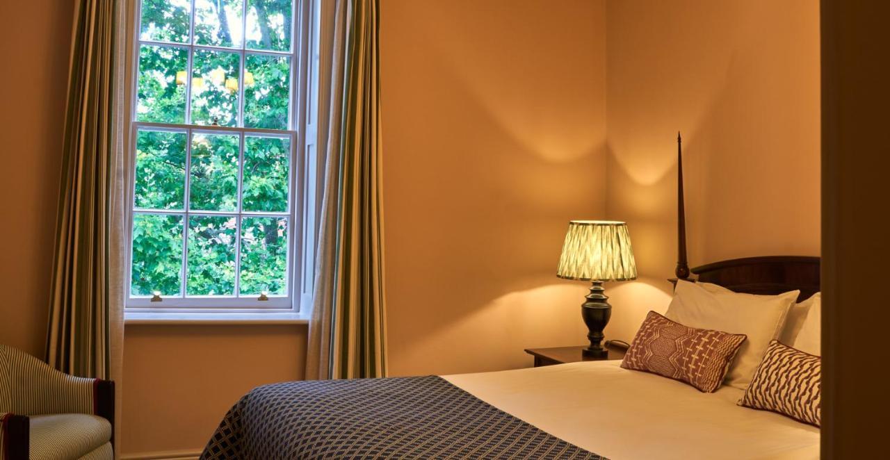 Mitre Hotel Kingston upon Thames  Buitenkant foto A bedroom at the hotel