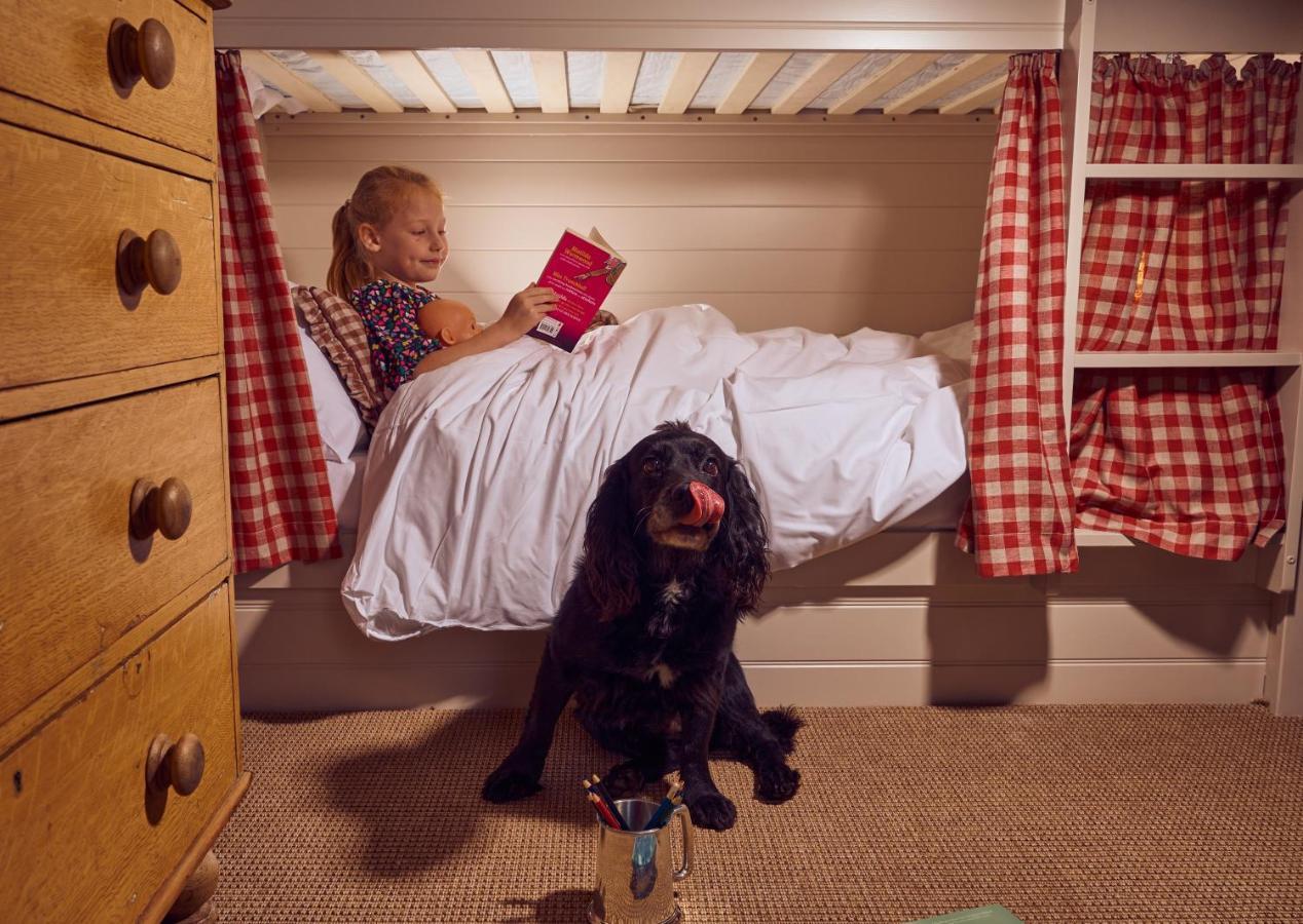 Mitre Hotel Kingston upon Thames  Buitenkant foto A girl reading in bed
