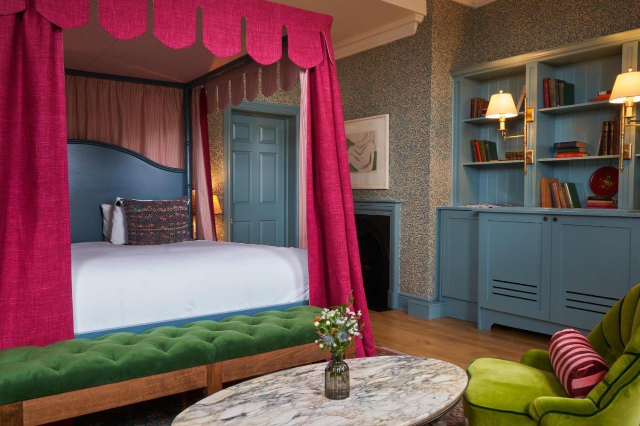 Mitre Hotel Kingston upon Thames  Buitenkant foto A bedroom at The Mitre