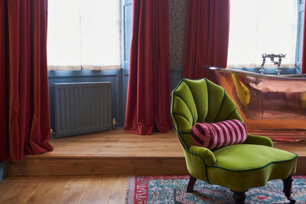 Mitre Hotel Kingston upon Thames  Buitenkant foto Curtains made from velvet