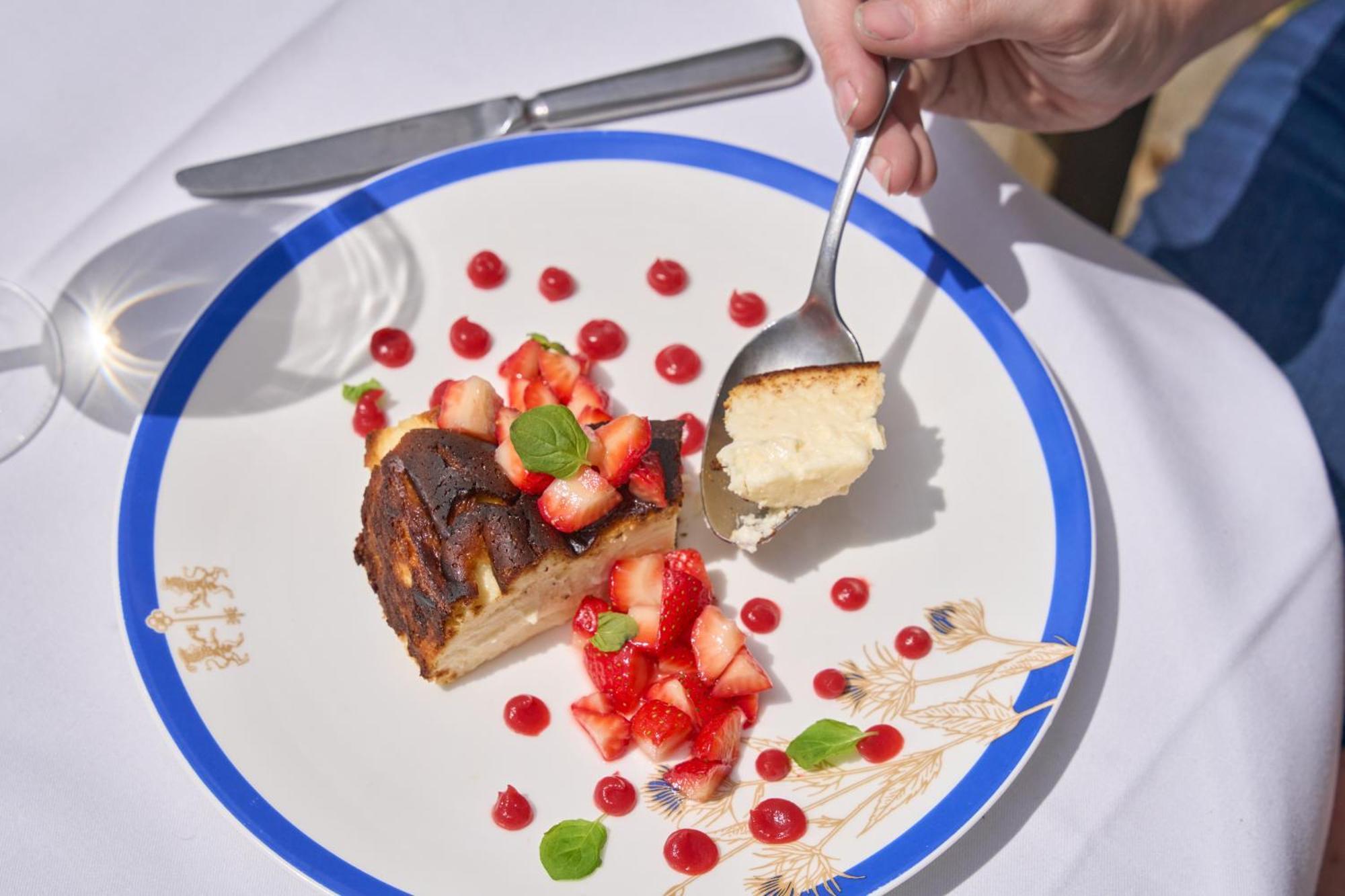Mitre Hotel Kingston upon Thames  Buitenkant foto A person eating a dessert with a spoon