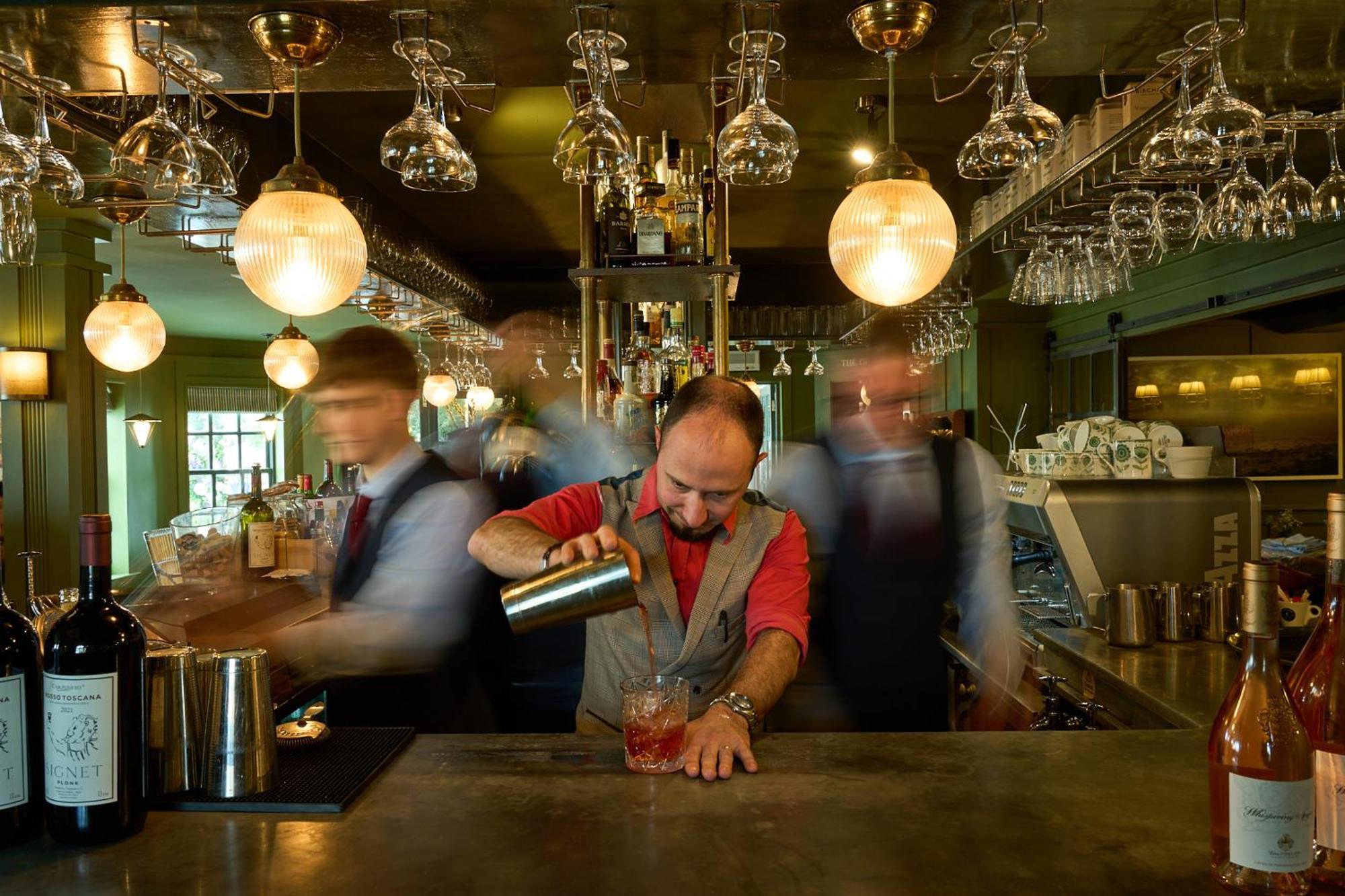 Mitre Hotel Kingston upon Thames  Buitenkant foto A bartender at work