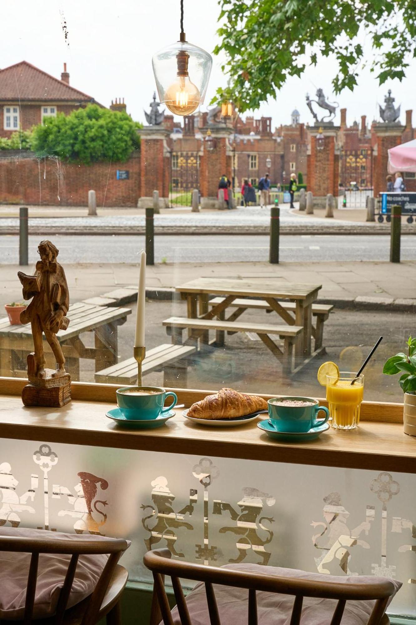 Mitre Hotel Kingston upon Thames  Buitenkant foto The view from the window of the café